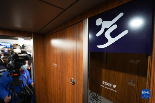 这是1月6日拍摄的G9981次北京冬奥列车内设置的滑雪器材柜。