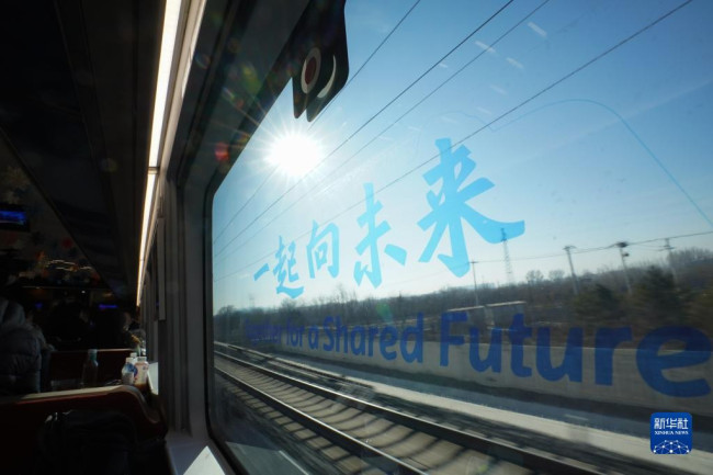 这是1月6日拍摄的G9981次北京冬奥列车车窗上的北京冬奥会和冬残奥会主题口号。