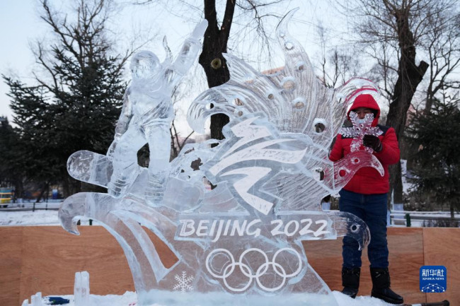　1月7日，在哈尔滨冰灯艺术游园会园区的全国专业冰雕比赛现场，冰雕师在进行冰雕艺术作品创作。