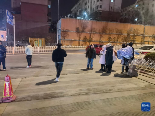 1月8日，在青海省西宁市，市民纷纷下楼避险。