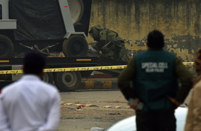 印度多地发现爆炸装置 拆弹小组成员举行拆除