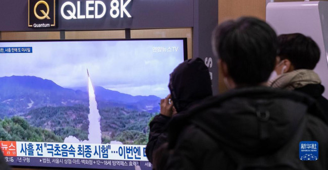 　1月14日，在韩国首尔站候车室，市民收看朝鲜当天向东部方向发射不明发射体的新闻。