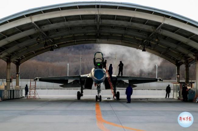 定格“飞鲨”跨昼夜飞行训练热血瞬间 酷图来袭！