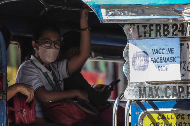 菲律宾日增新冠确诊病例超3万例 首都地区未接种疫苗者禁乘公交