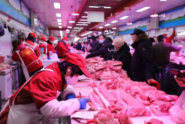 临近节前，猪肉交易火爆，但价格并未被需求拉动。新京报记者 陈琳 摄