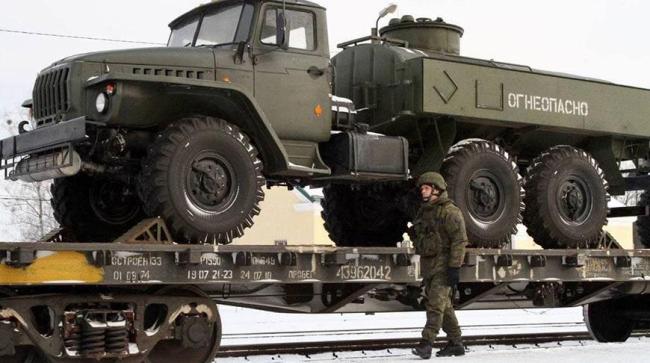 一列搭载俄罗斯军人和装备的火车抵达白俄罗斯