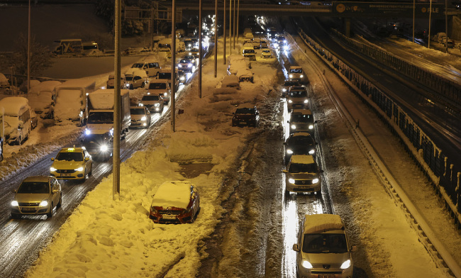土耳其和希腊遭暴风雪袭击：数千人被困车中