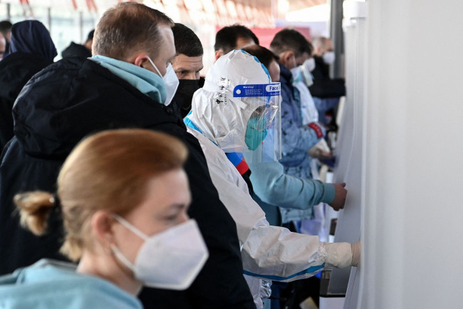 冬奥工作人员入境接受核酸检测