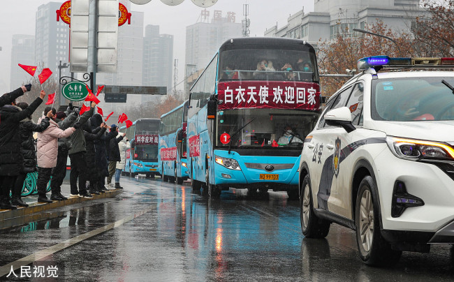 2022年1月27日，陕西咸阳市民冒雨欢迎抗疫勇士归来。