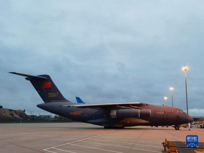 月29日，中国空军运-20飞机圆满完成赴汤加运送救灾物资任务后顺利返回，降落在广州白云机场（手机照片）。新华社记者 丁增义 摄
