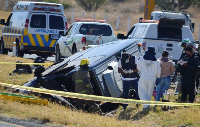 墨西哥一货车在高速公路上失控侧翻，已致13人死亡