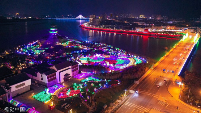 2022年1月30日，江西省吉安市吉水县赣江岸边进士文化公园华灯齐放，灯光璀璨，一派新年喜庆氛围。