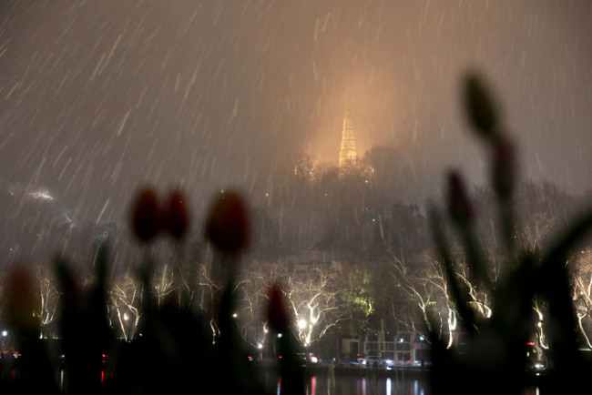 杭州西湖迎来虎年第一场雪