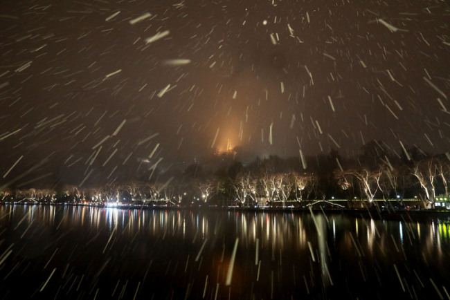 杭州西湖迎来虎年第一场雪