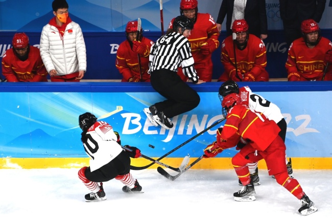 中国女子冰球队战胜日本队 锁定八强席位