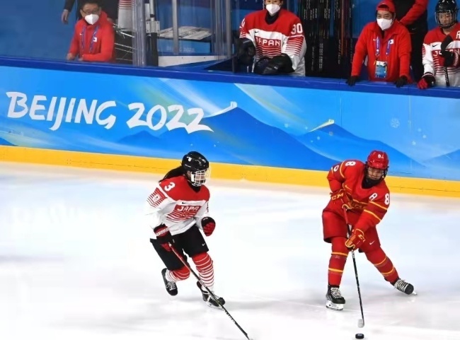 中国女子冰球队战胜日本队 锁定八强席位