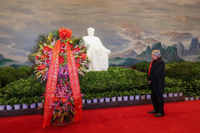 阿根廷总统参观瞻仰毛主席纪念堂并敬献花圈