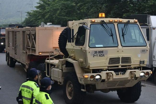 军用车辆将导弹运送到庆尚北道的萨德基地