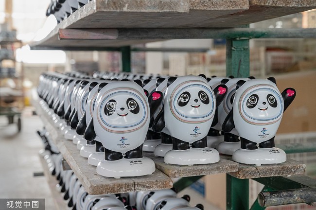 福建德化:陶瓷企业开足马力生产冰墩墩雪容融