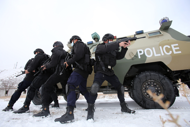 新疆伊犁：雪后特警开展搜索救援训练