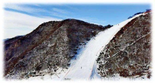 "本届冬奥会高山滑雪主裁判马库斯·瓦尔德纳扬起胳膊,从右向左大手一