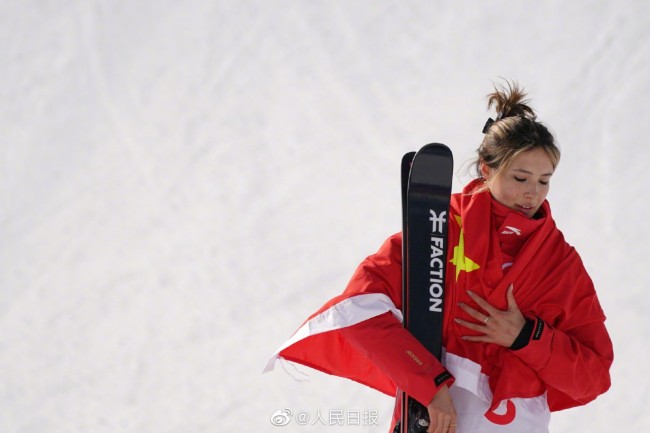 谷爱凌摘银！赛后身披五星红旗