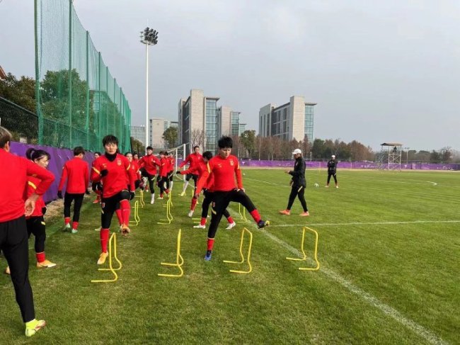 铿锵玫瑰再出发！中国女足在苏州进行场地训练