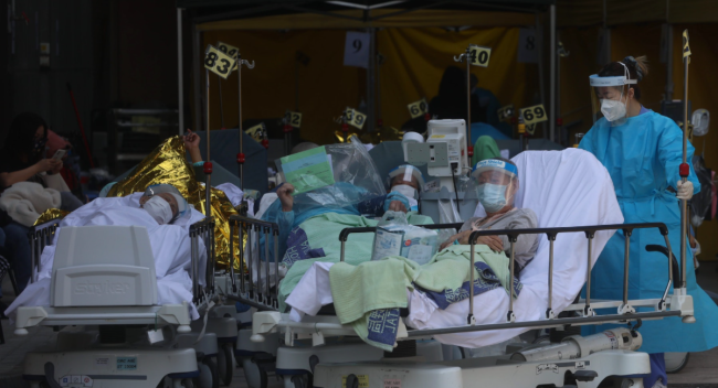 香港医院爆满，有确诊患者露天盖保暖铝纸候诊