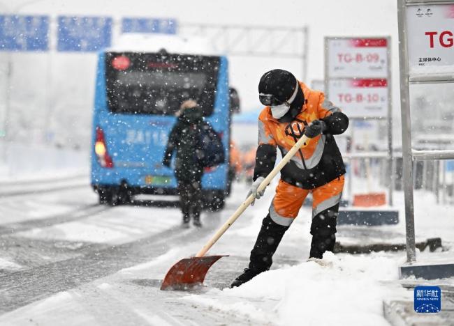 恪尽职守 服务冬奥！志愿者雪中坚守岗位