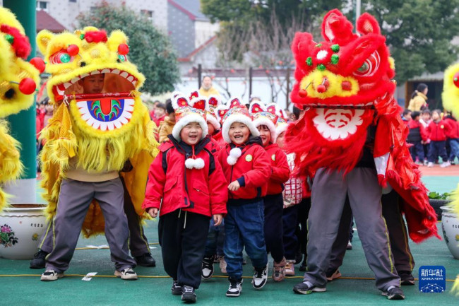2月16日，浙江省长兴县李家巷镇中心幼儿园的孩子们参加“非遗进园迎开学”主题活动。