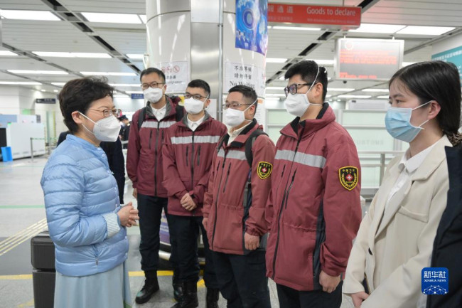 2月17日，香港特区行政长官林郑月娥在深圳湾口岸迎接专家组一行。新华社发