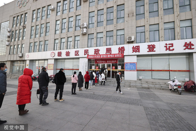 2022年2月22日，新人们在江苏省连云港市赣榆区婚姻登记处登记排队等待登记结婚。