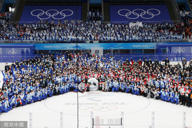 2022年2月21日，北京，国家体育馆场馆冬奥工作人员及志愿者2000余人，隔着防疫隔板，拍摄珍贵的“全家福”。