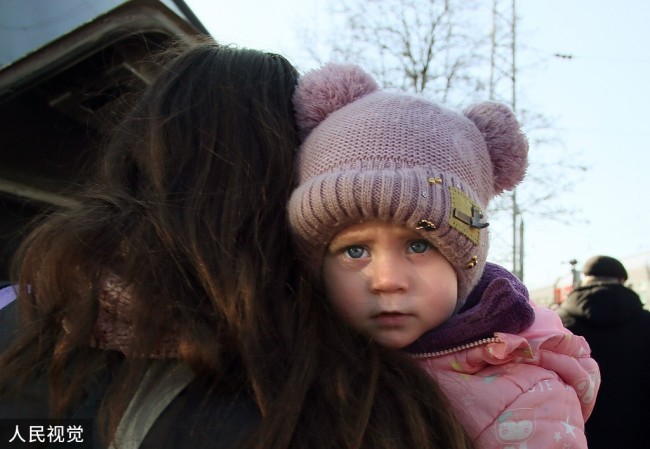俄乌紧张局势 那些流落途中的难民……