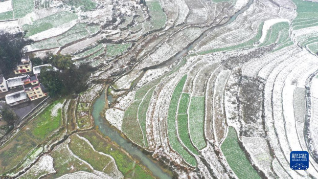 2月22日拍摄的湖南省湘西土家族苗族自治州花垣县花垣镇岩坝塘村雪景（无人机照片）。