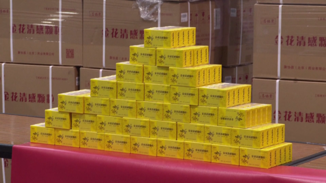 2022年2月20日，首批抗疫中成药物资‘金花清感颗粒’抵达香港。药盒放置在桌子。（视频截图）