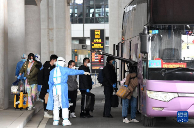 3月5日，中国公民乘坐临时航班抵达郑州新郑国际机场，准备上车前往隔离酒店。