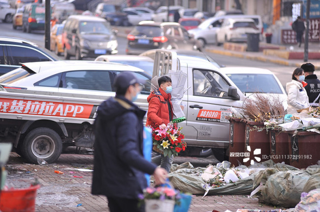 2022年3月8日，“三八”妇女节，哈尔滨市南岗区河沟街附近的鲜花大市场内，许多男士来到这里购买鲜花。