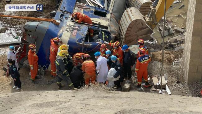 甘肃一货运列车机车脱轨坠桥，已致3死1重伤