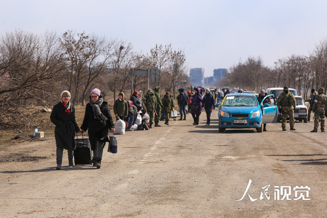 当地时间2022年3月18日，乌克兰马里乌波尔，当地民众沿着人道主义走廊撤离。