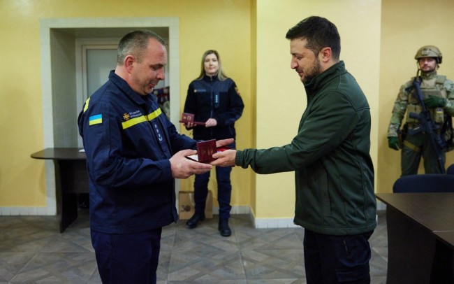 泽连斯基接见救援人员 向多人授予勋章