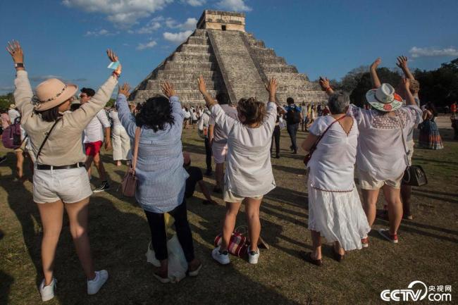 墨西哥民众围绕金字塔庆祝春分