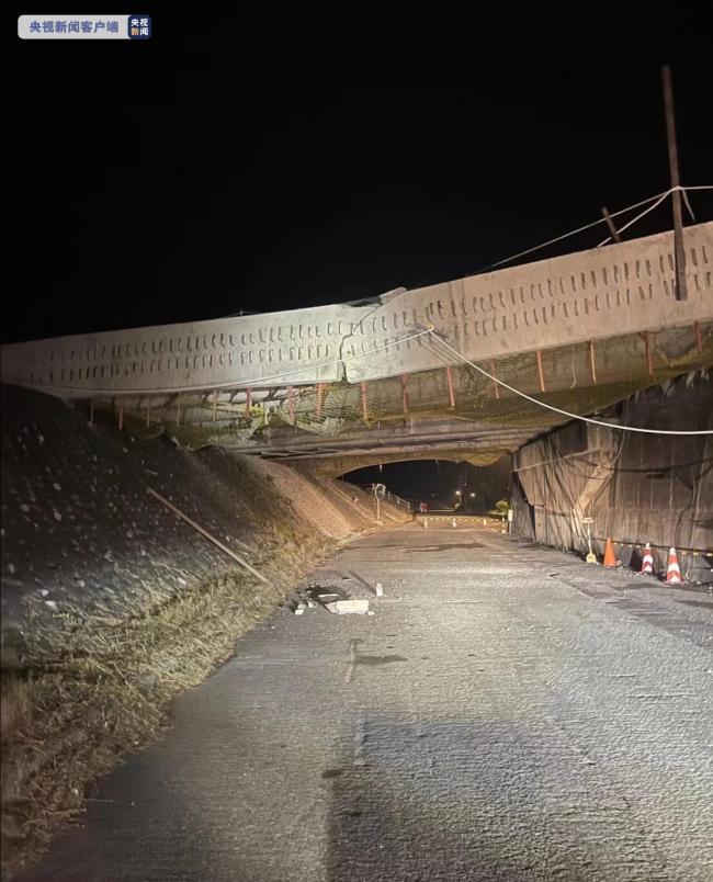 台湾花莲县一桥梁因地震坍塌