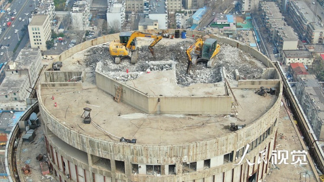 2022年3月22日，无人机航拍济南千佛山下老济南地标“齐鲁宾馆”正在拆除。