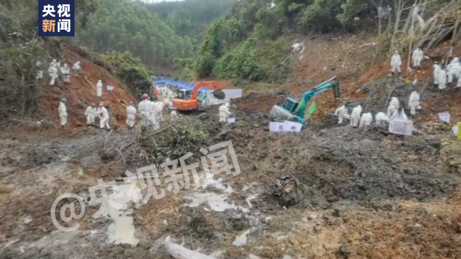 搜救现场大量飞机残骸被挖出 明后天或有连续降雨