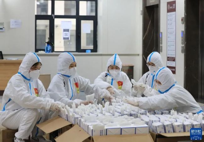 3月23日,吉林大学服务团队在分拣自测盒。新华社发(方卫东 摄)