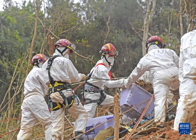 搜救人员腰系绳子下陡山搜救 没膝淤泥阻止不了搜寻的脚步