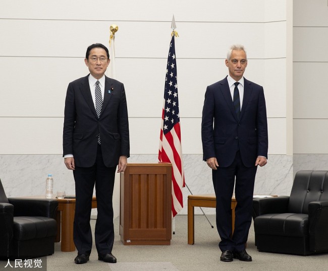 当地时间2022年3月26日，日本广岛市，日本首相岸田文雄与美国驻日本大使伊曼纽尔一同访问二战时被美国原子弹轰炸的广岛。
