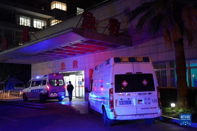 4月1日凌晨，转运病人的救护车驶抵瑞金医院急救中心。