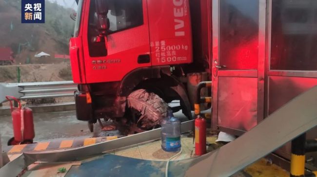轮胎起火了！男子冲出去灭火，下一幕捂着胸口倒下